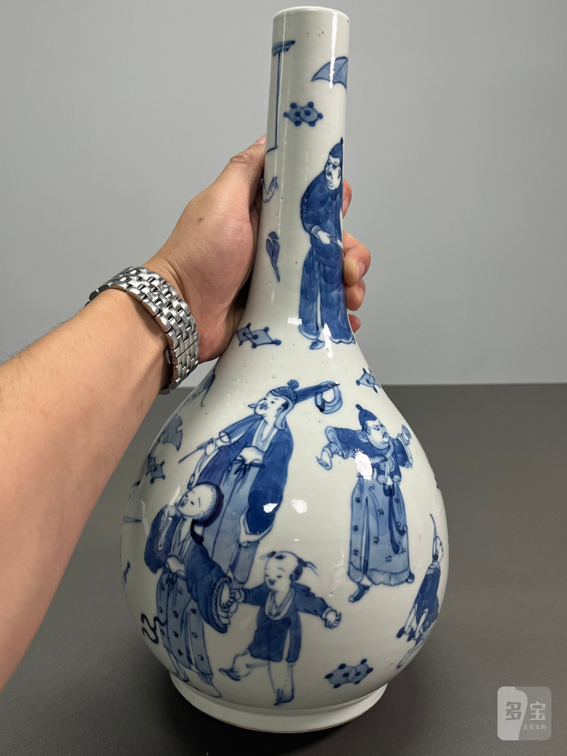 清晚期  青花市井人物故事图胆瓶（一对） - 图13